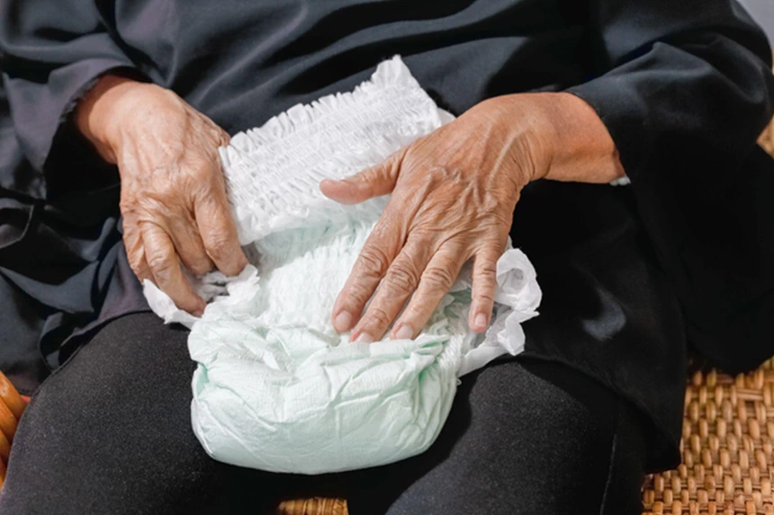 Senior trzymający pieluchę