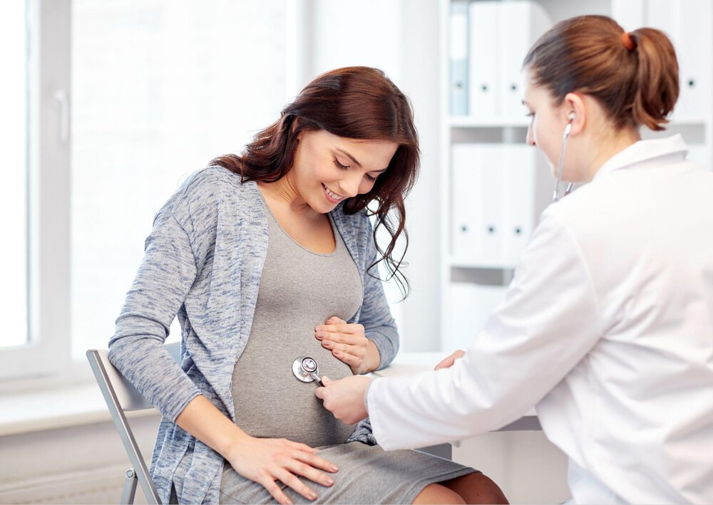 Kobieta w zaawansowanej ciąży jest na wizycie u lekarza i bada ryzyko wystąpienia stanu przedrzucawkowego w ciąży
